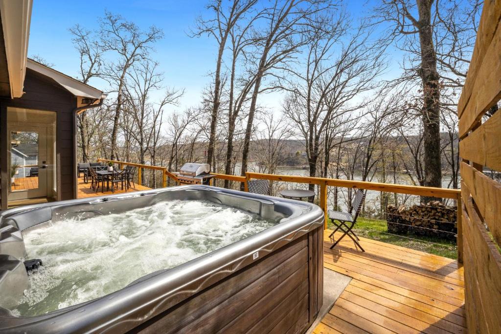 Rogers House | Lake FRONT - Paddle Point - Hot Tub!