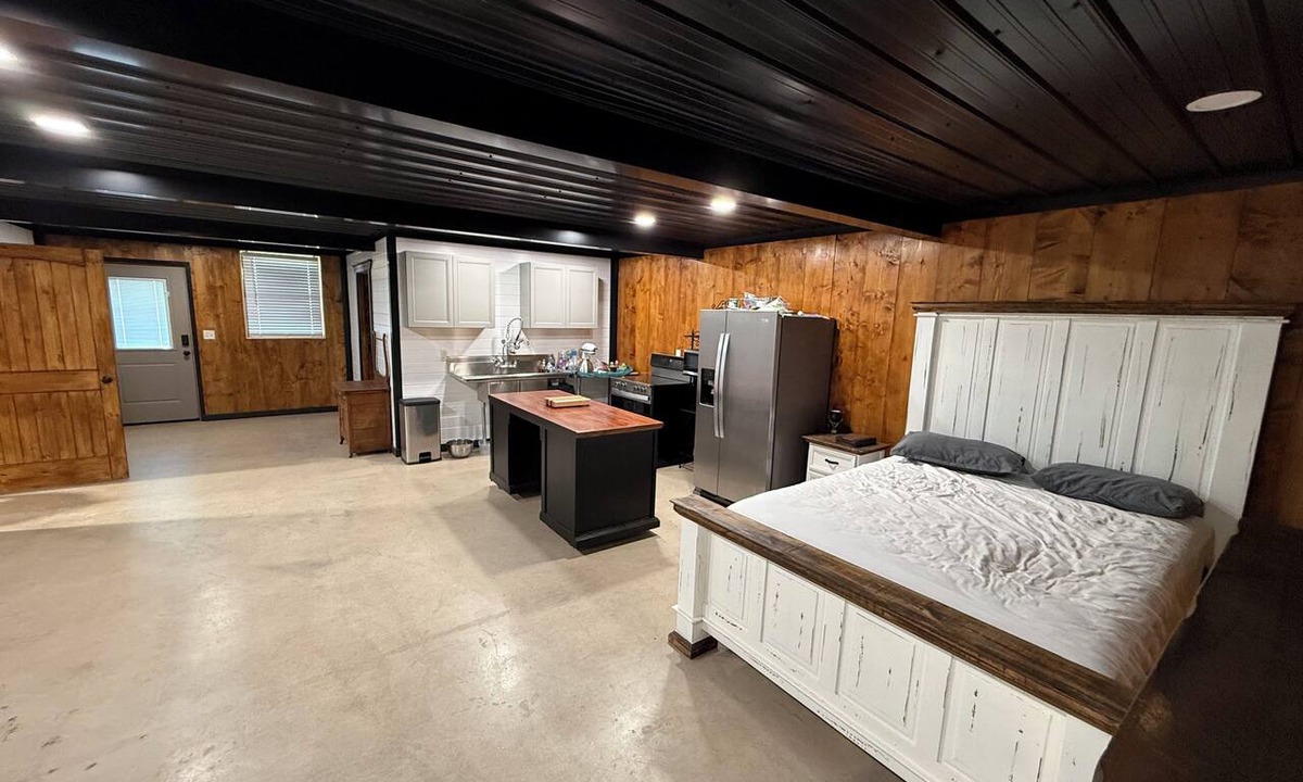 Clinton Cabin | Lake house minutes from the boat dock w/attached garage for boats or vehicles