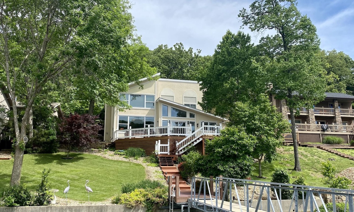 Osage Beach House | LAKE OF THE OZARKS 4 Bedroom 3.5 Bath on the LAKE
