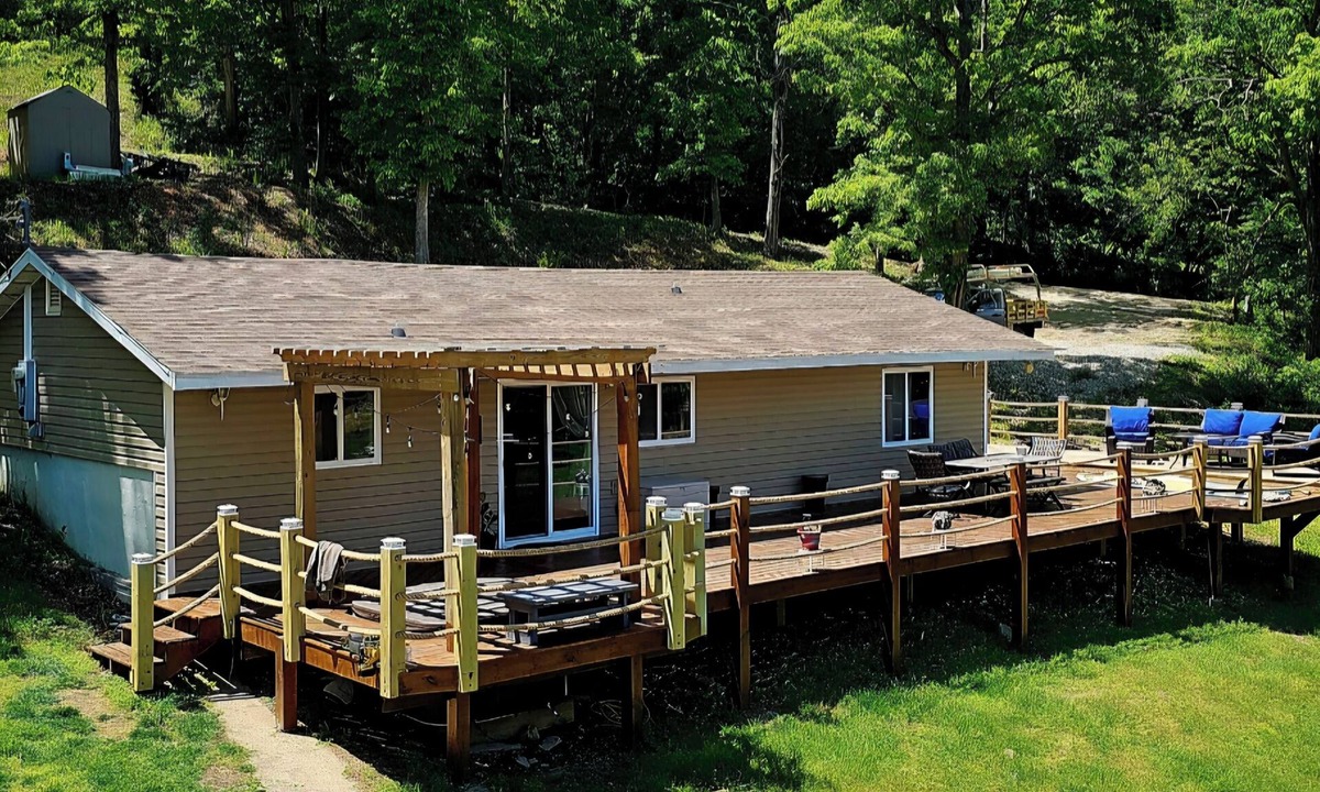 Versailles House | Lake, Sxs, Deck,Hot Tub,Dock, Kayaks,Paddle Boards, Jet Ski, & Boat Rentals
