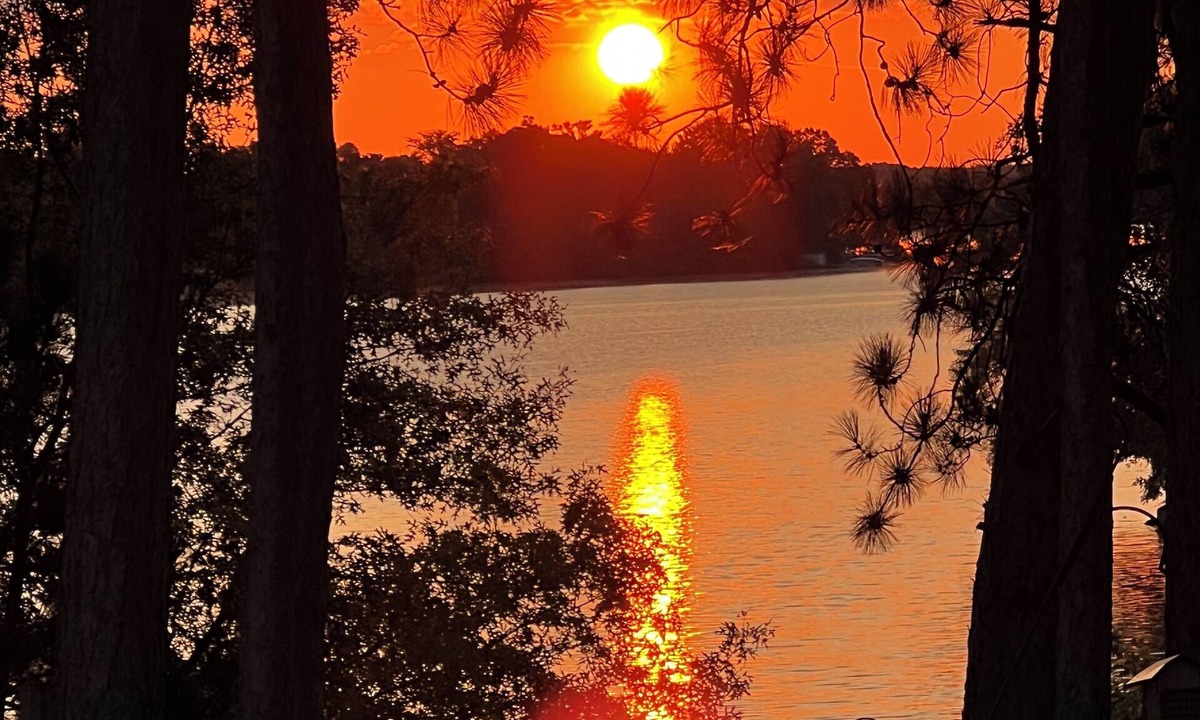 Lake Wissota Apartment | 🔥 🔥 Lake Wissota Lakefront · 2 Baths 3 Queens + Twin · Fire Pit · 2 Docks