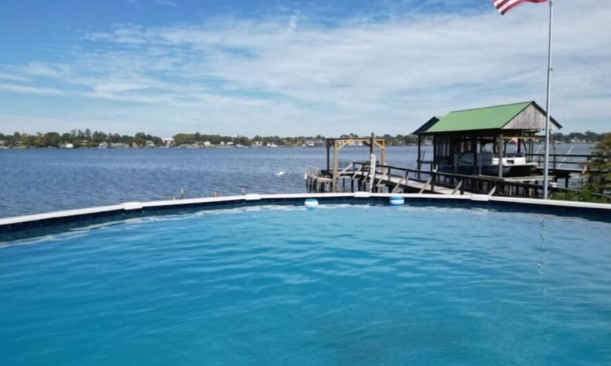 Ventress House | Lakefront 4-bedroom/2 BA, Sleeps 10 , private pool and pier. + VIEW !