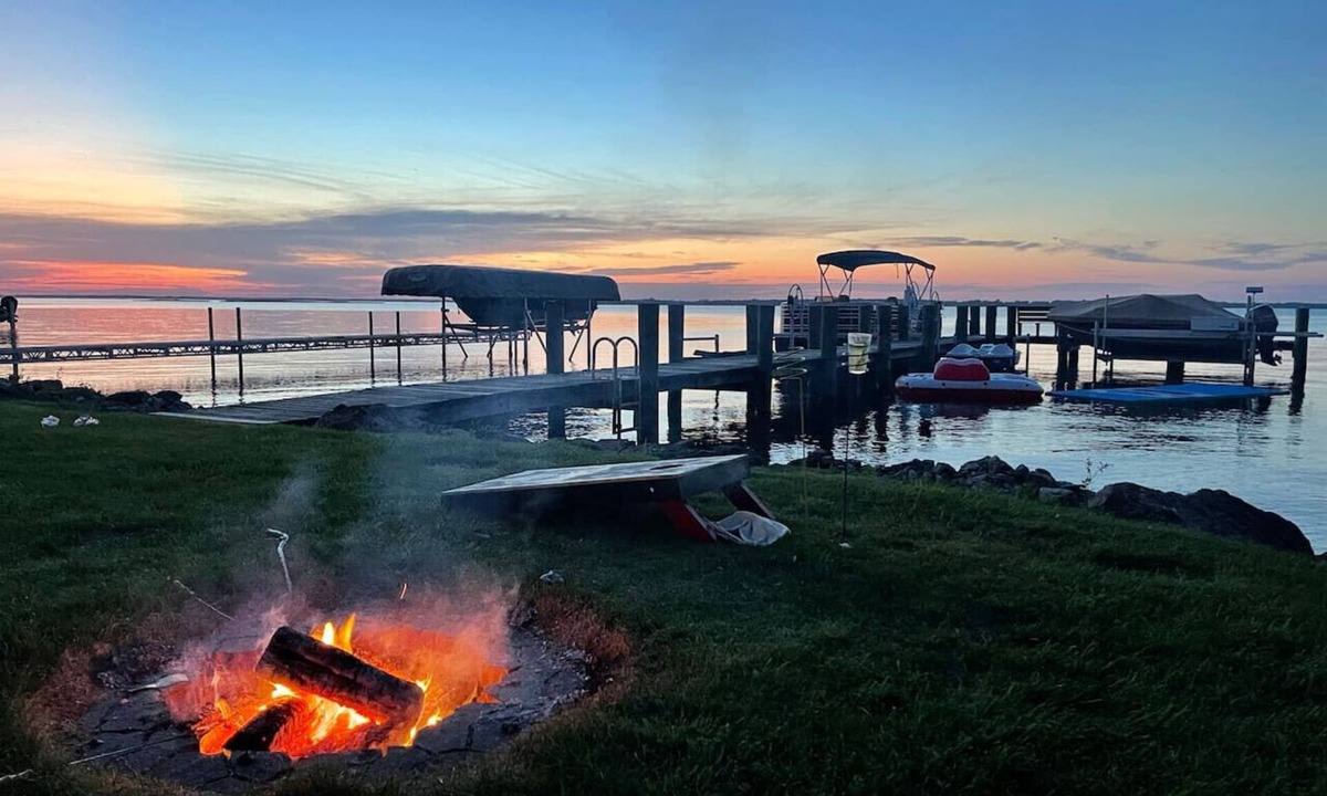 Winneconne House | Lakefront! Private Dock! Water toys! Sleeps 16!