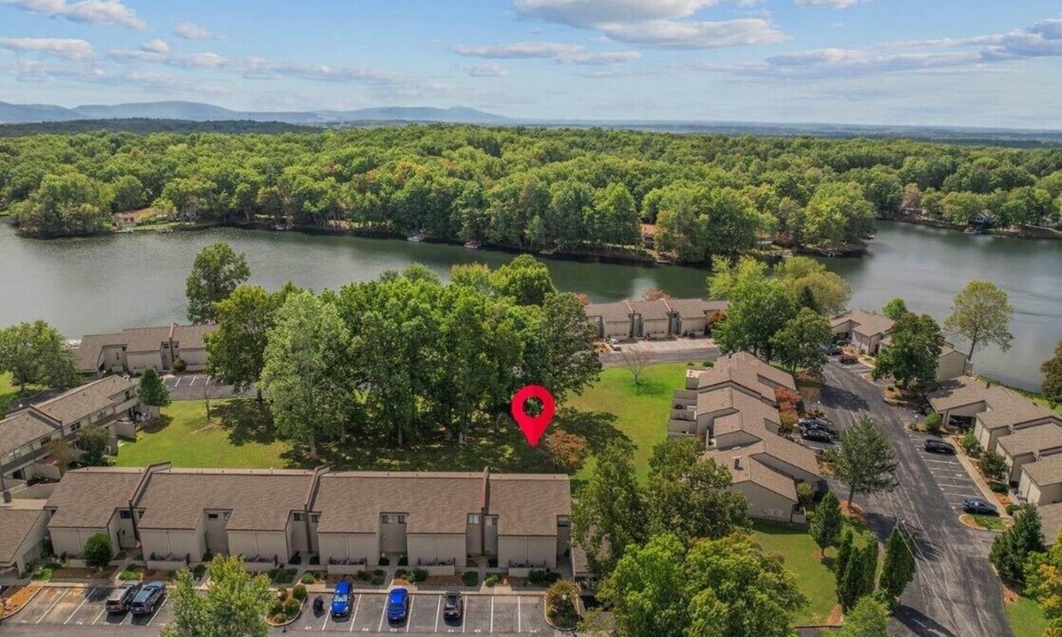 Fairfield Glade Condo | Lakeview 2 Bedroom/1.5 Bath Condo in the Heart of Fairfield Glade with King Bed