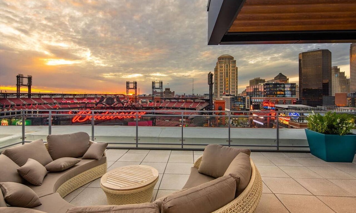 Downtown St. Louis Apartment | Landing | Beautiful Studio, Gym, Courtyard