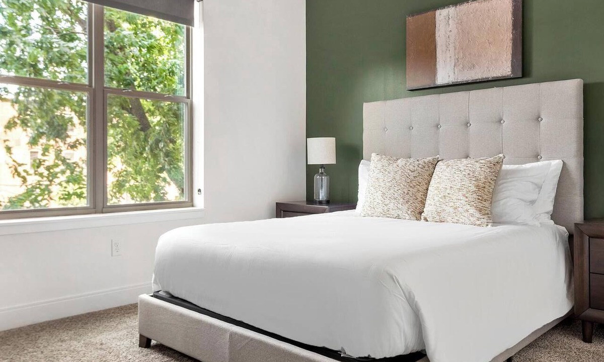 DeBaliviere Place Apartment | Landing | Incredible 1BD, Yoga Studio, Gym
