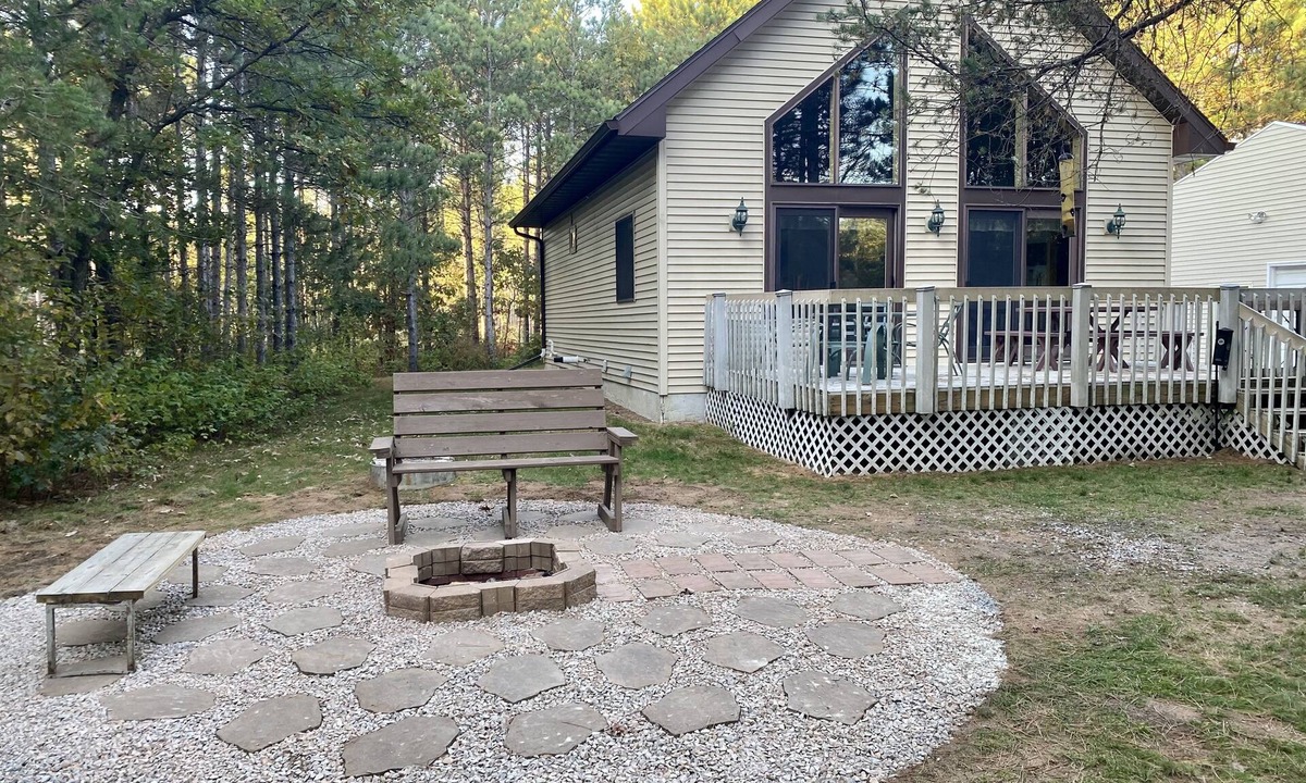 Friendship House | Large Cabin with WiFi. Great Location: near Castle Rock + WI Dells