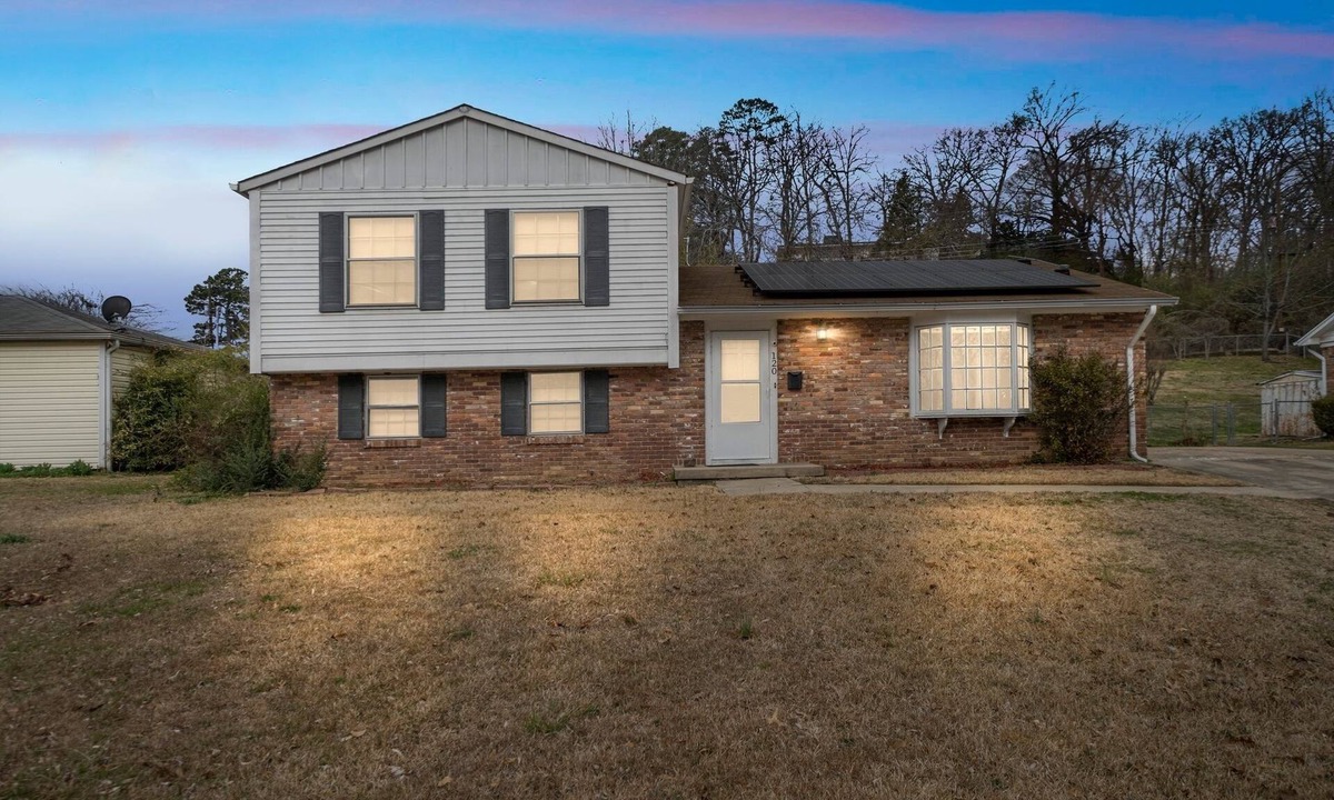 Little Rock House | Large Home Sleeps 11 Adults. Great for Contractors