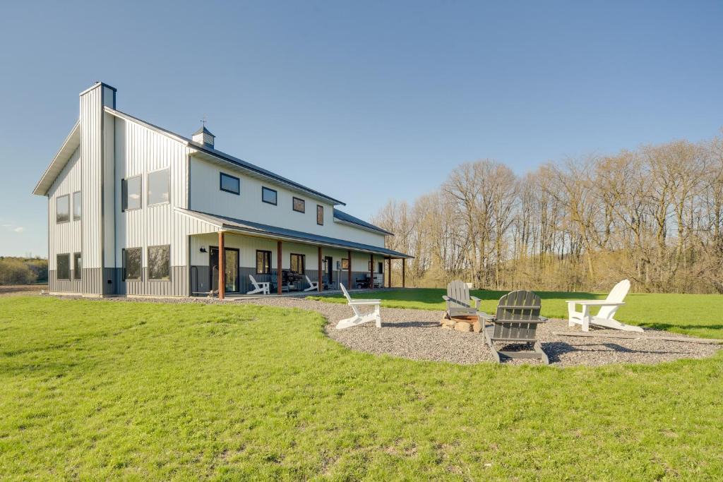 Sand Creek House | Large Home w/Land in Prairie Farm!