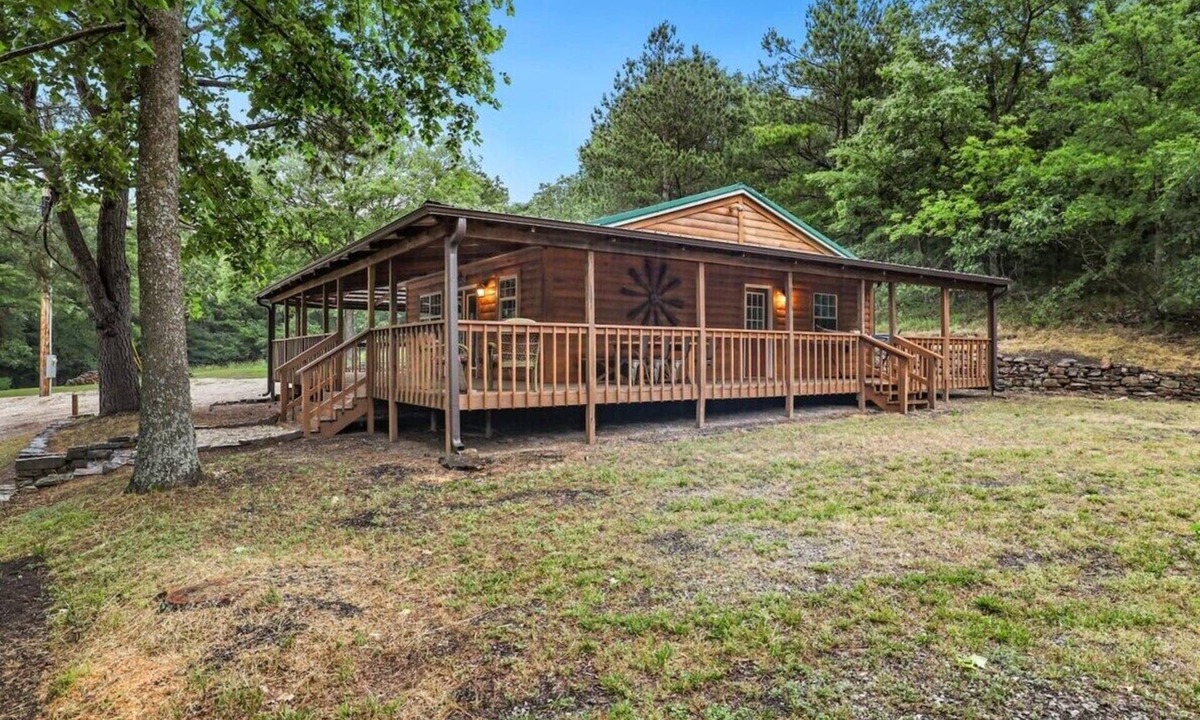 Lincoln Cabin | Loblolly Lane-Private Log Cabin- Hot Tub