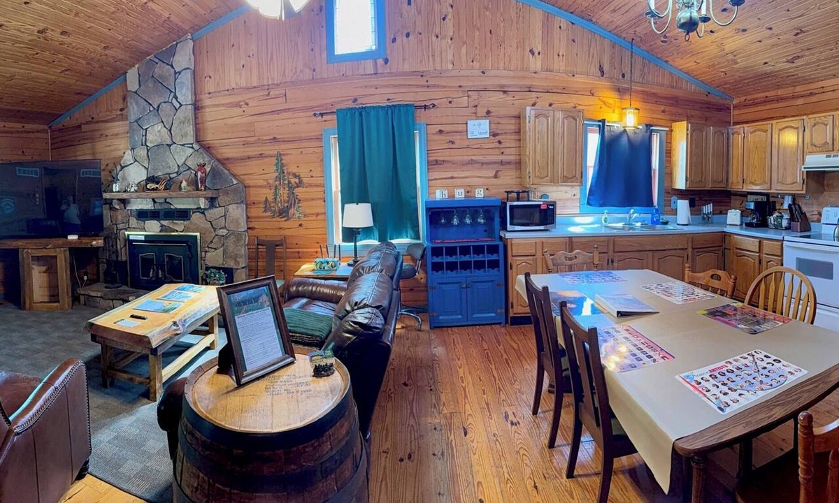 Branson Cabin | Log Cabin 2-bedroom lake view 20 minutes to Branson
