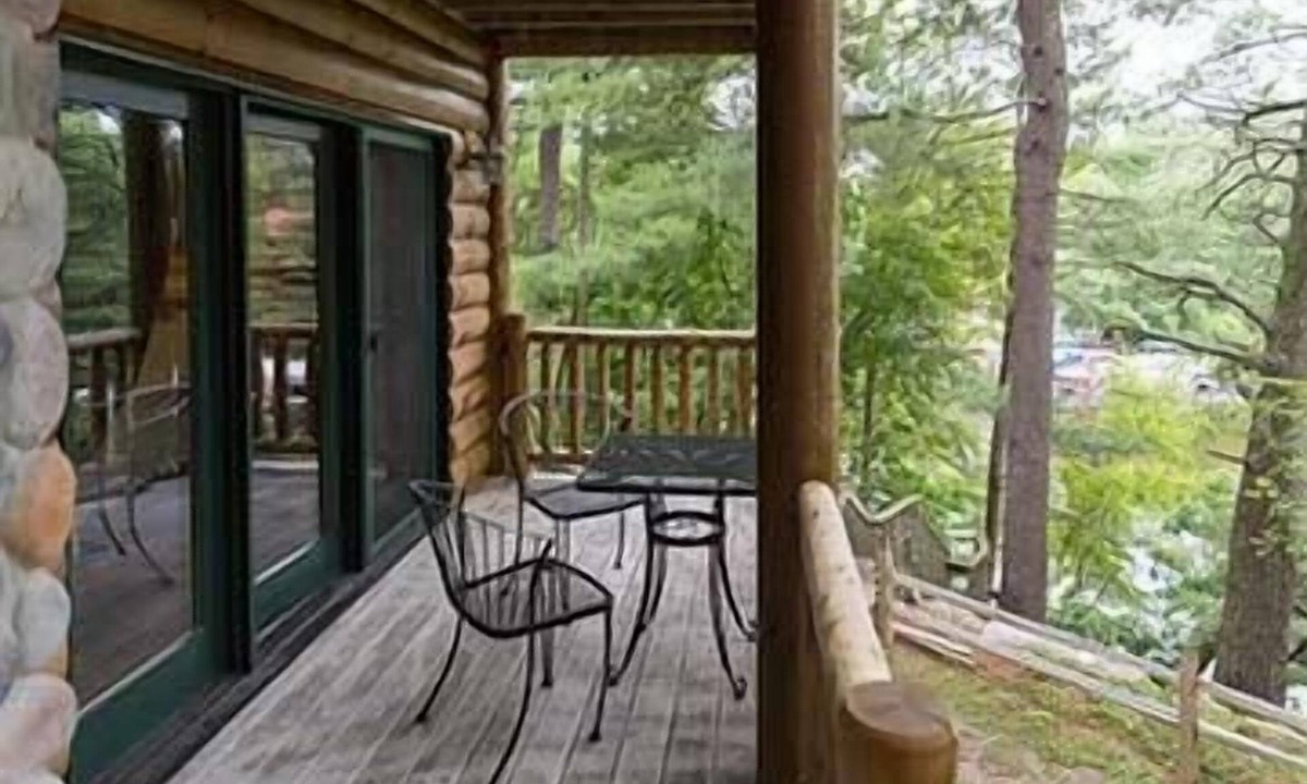Lake Delton House | Log Gables - Lake Front