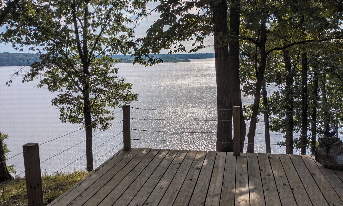 Big Sandy Cottage | Lovely 3-bedroom cottage with beautiful Kentucky lake views in Big Sandy.