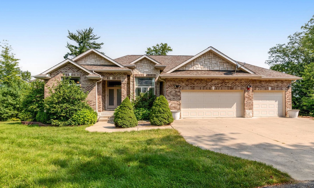 Lyndon Station House | Lovely river-view retreat with big yard, deck, & patio - dog-friendly
