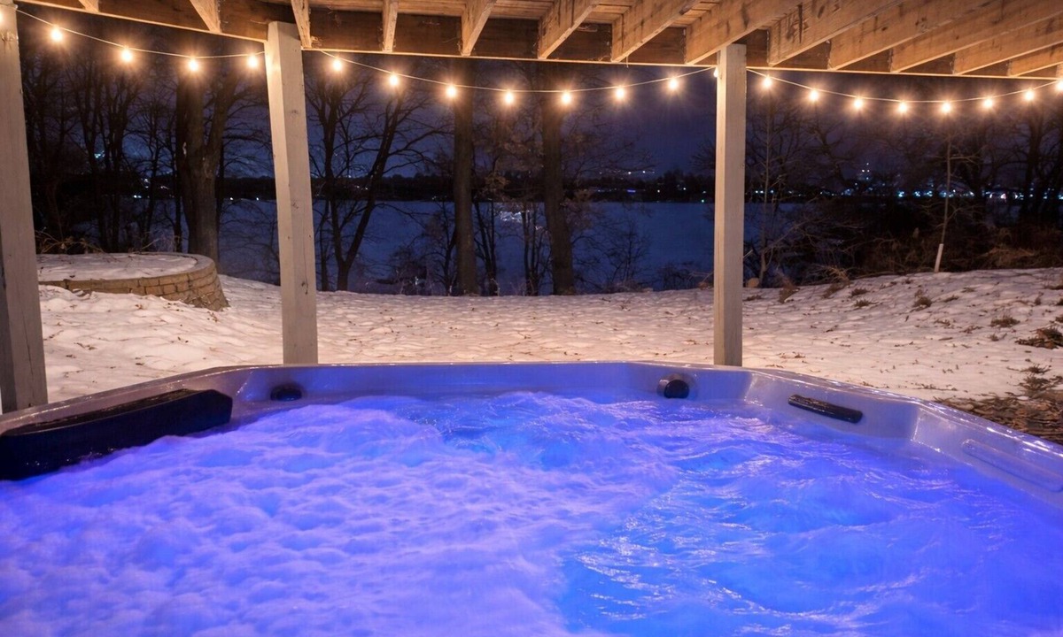 Menomonie House | Luxury 5 BR Lakefront Retreat - New Salt Cell Hot Tub!