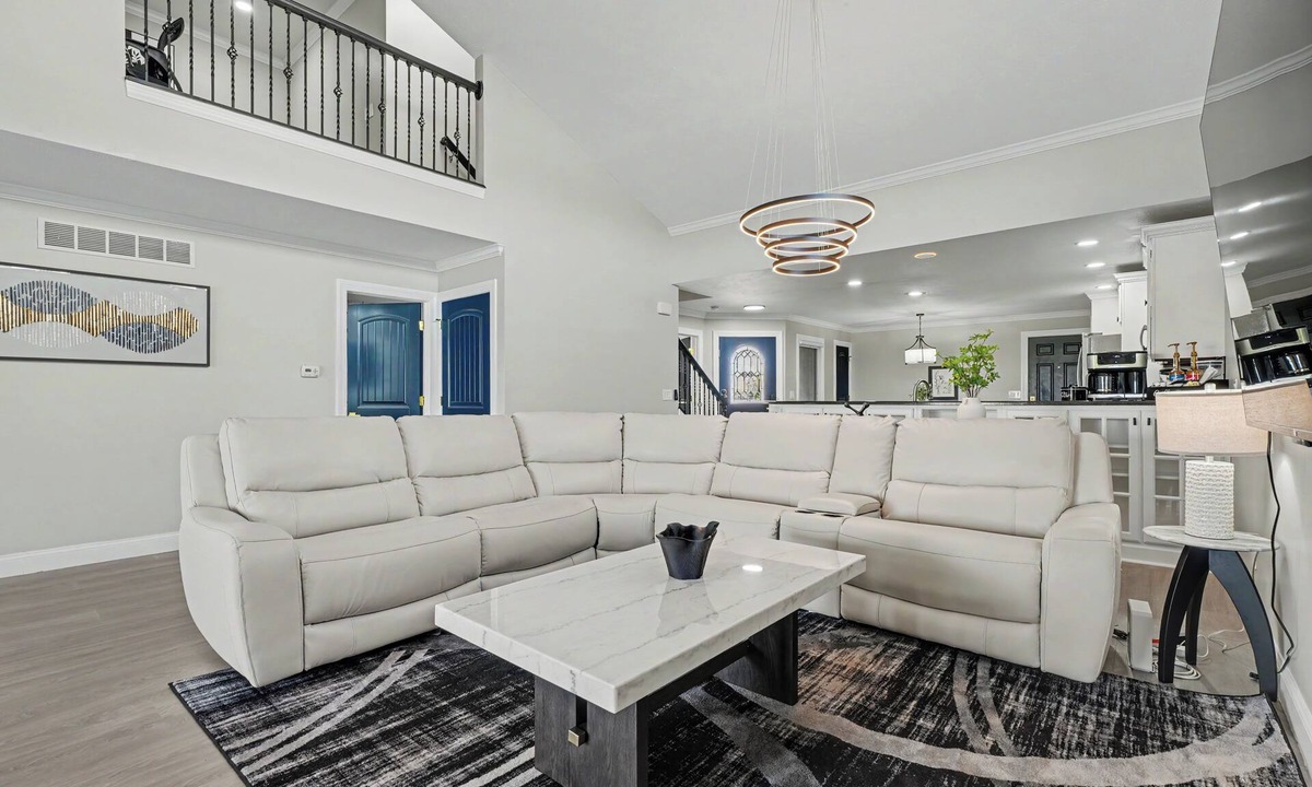 Champaign House | Luxury Lake & Golf Escape: 4BR & 4BTH Home + Gym,Near UIUC/U of I - Sleeps 11+