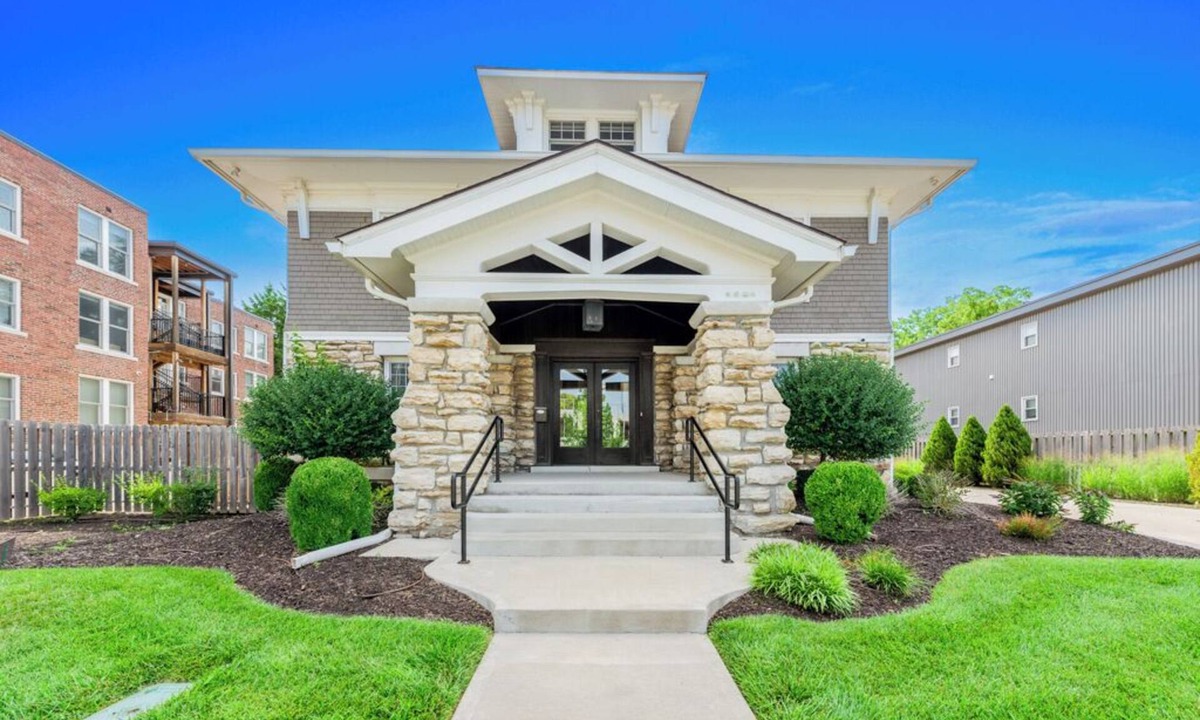 Central Hyde Park House | Luxury Midtown Mansion w/En-Suite Baths & Garage
