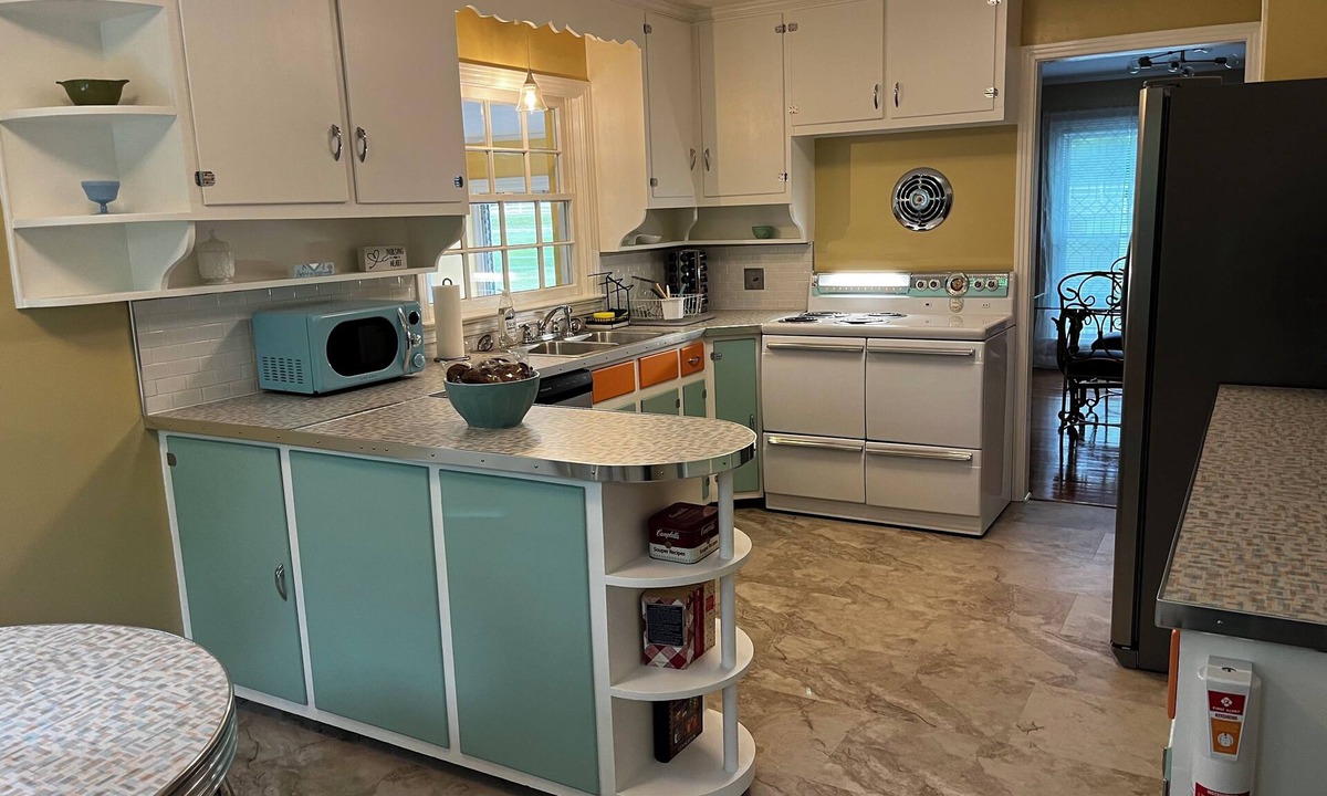 Columbia Bed & Breakfast | Magnolia Mid-Century on Bigby Creek. Cozy retro style close to everything.