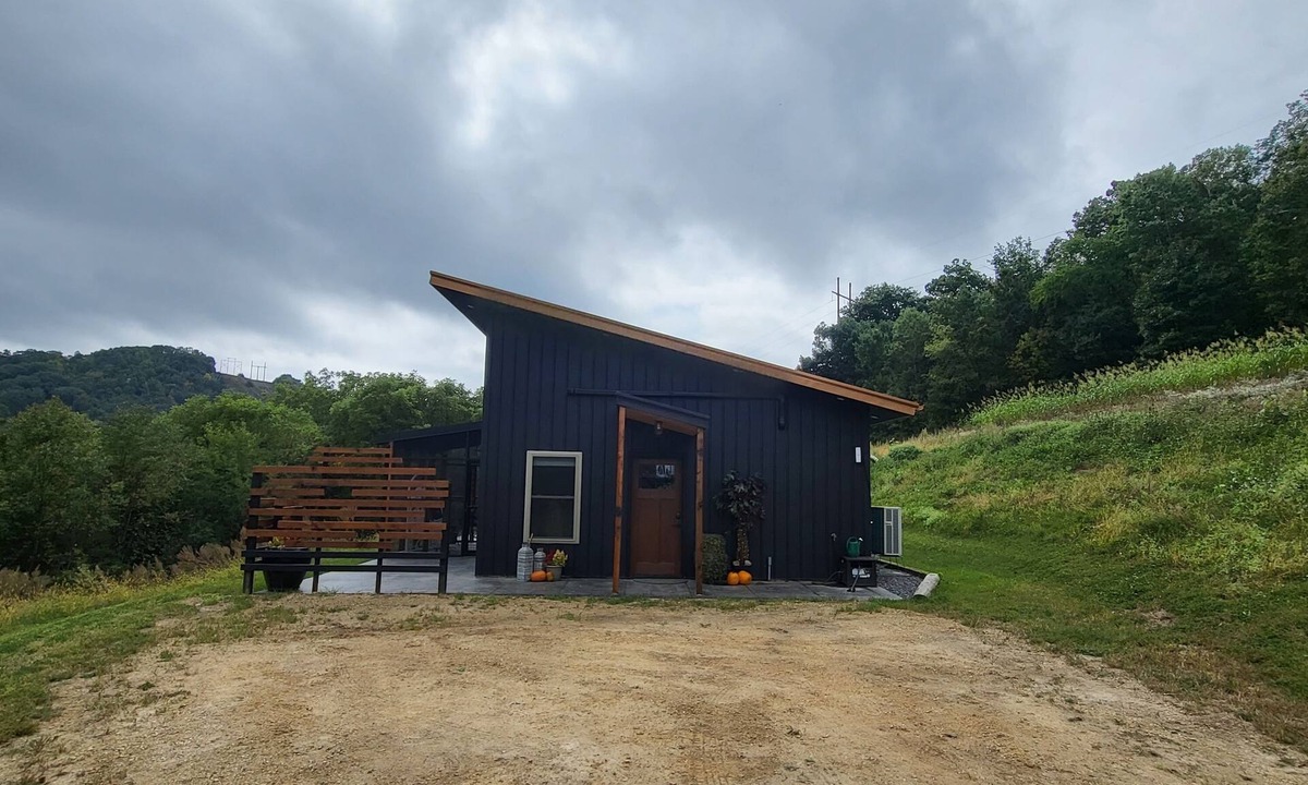 Vernon County Cabin | Mee Mee's Cabin Retreat- River, nature, small town, Hot Tub