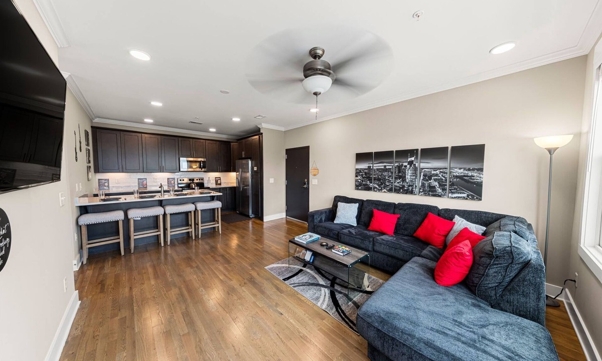 The Nations Apartment | Midnight Strings - Cozy 2BR Retreat Near Broadway