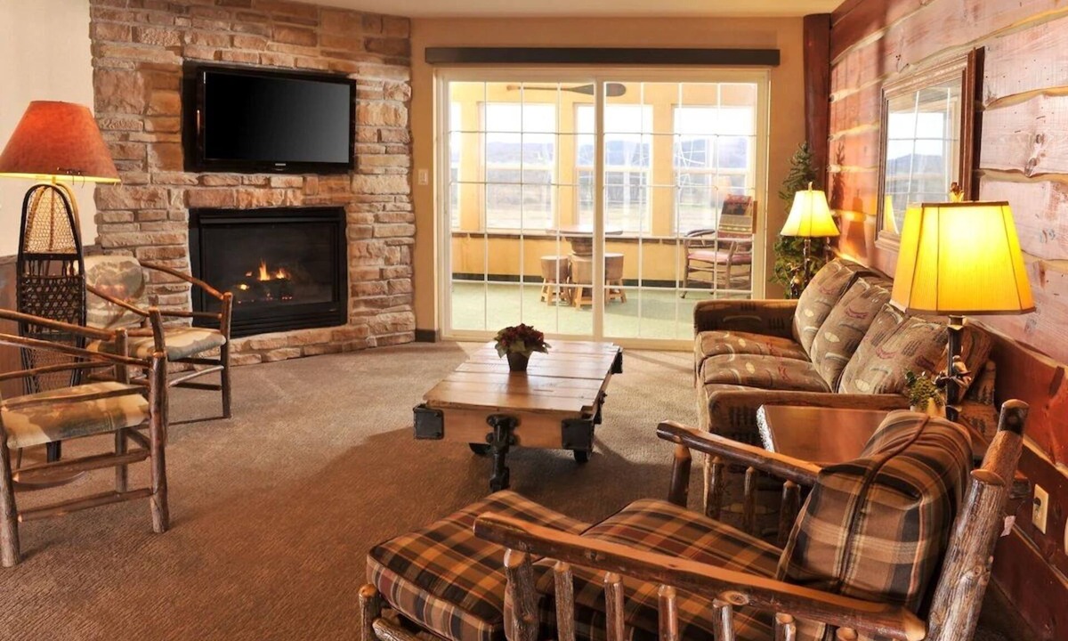 Onalaska Hotel | Mini Suite w/Heated Pool & Free Parking | 0.1mi to Conservancy Area