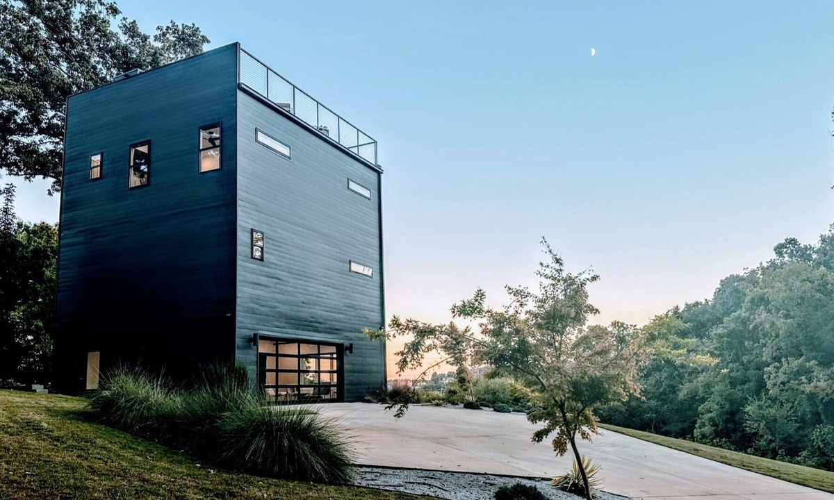 Florence House | Modern Home | Fire Pit | River View