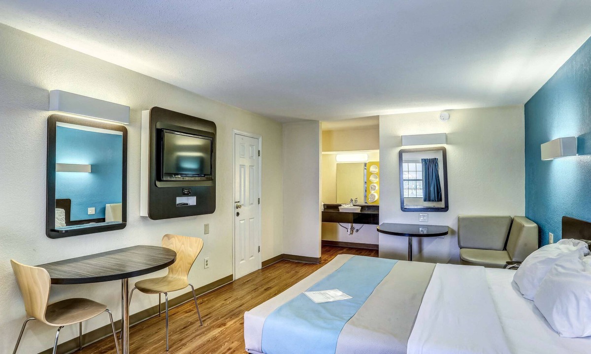 Dickson Hotel | Motel 6 Dickson, TN