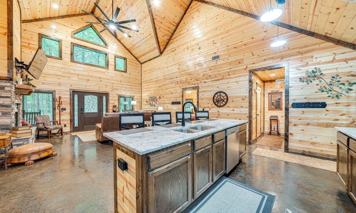Broken Bow Cottage | Near Choctaw Casino: Broken Bow Cabin w/Hot Tub!
