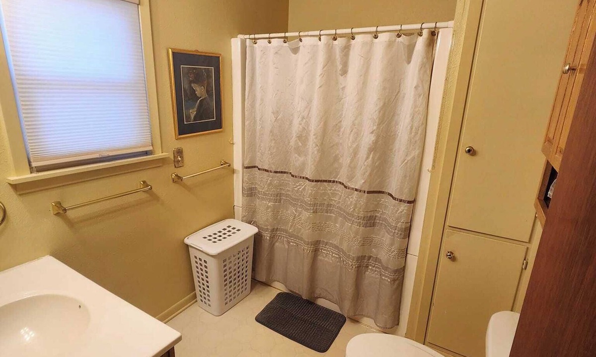Charles City House | Nestled in the heart of America’s Hometown!