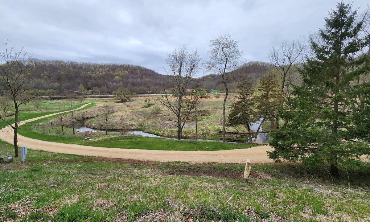 Viroqua Cabin | Nevrdun Retreat - 4-bedroom cabin in wonderful Viroqua with cozy charm.