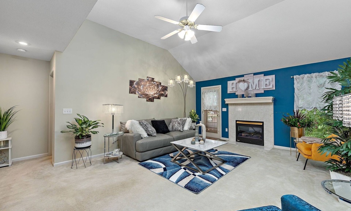 Gladstone House | NEW! Beautiful Townhome 11 minutes to Downtown