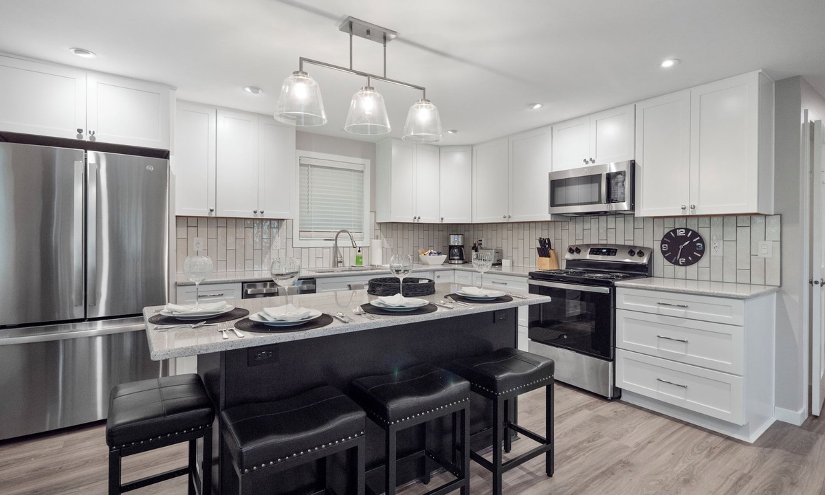 King House | NEW! Boater-Friendly Retreat Home, 2 Blocks from Chain O' Lakes Boat Landing