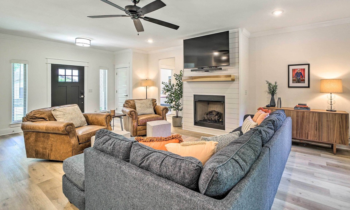 Bella Vista House | New Everything! Comfy Home w/Deck & Trail Access!