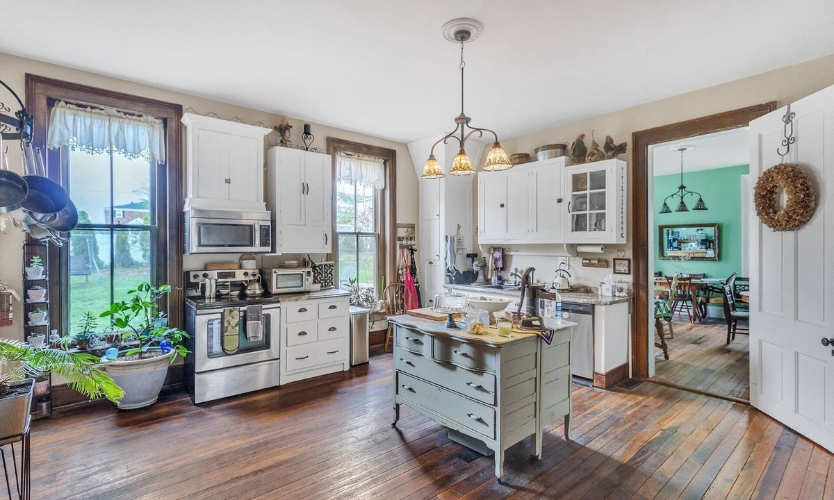 Glasgow Bed & Breakfast | NEW LISTING! Greer Room by Main Street Bed & Breakfast