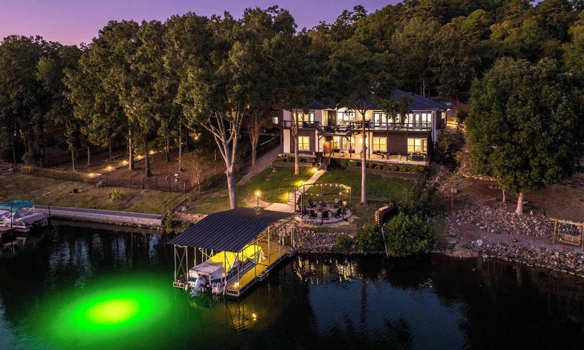 Hot Springs Village House | New LUX Lakefront: HotTub + Games + FirePit + Dock