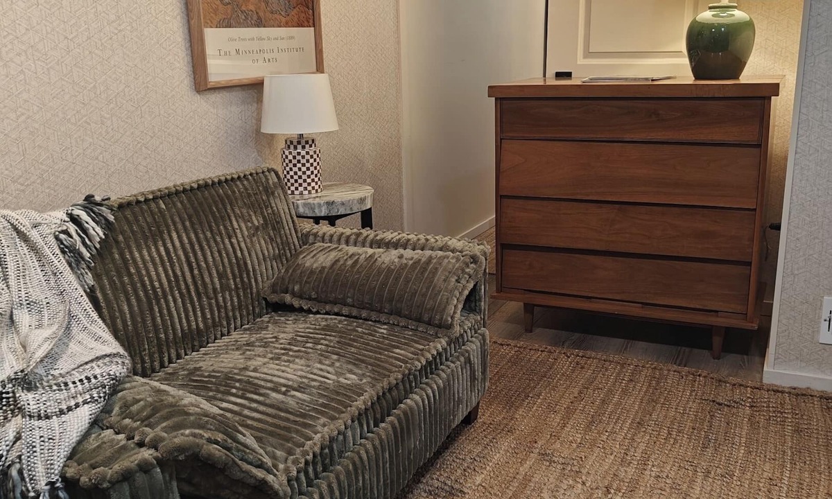 Payne - Phalen House | New modern 1-bedroom lower unit in Saint Paul home. Private, WiFi, coffee!