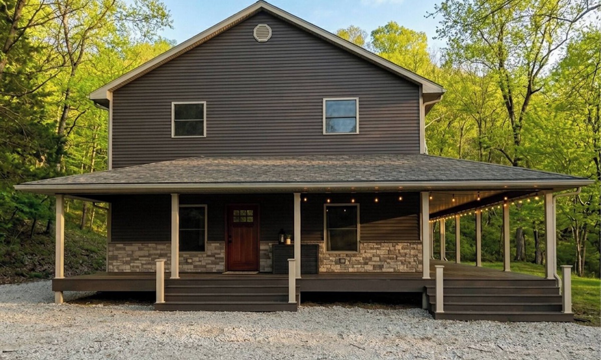 Michael House | Newly Remodeled 3BR Riverfront Apartment w/WiFi & Private Access