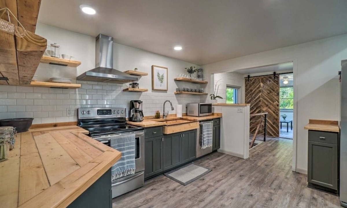 Mount Juliet House | Newly Remodeled Lake-View Home