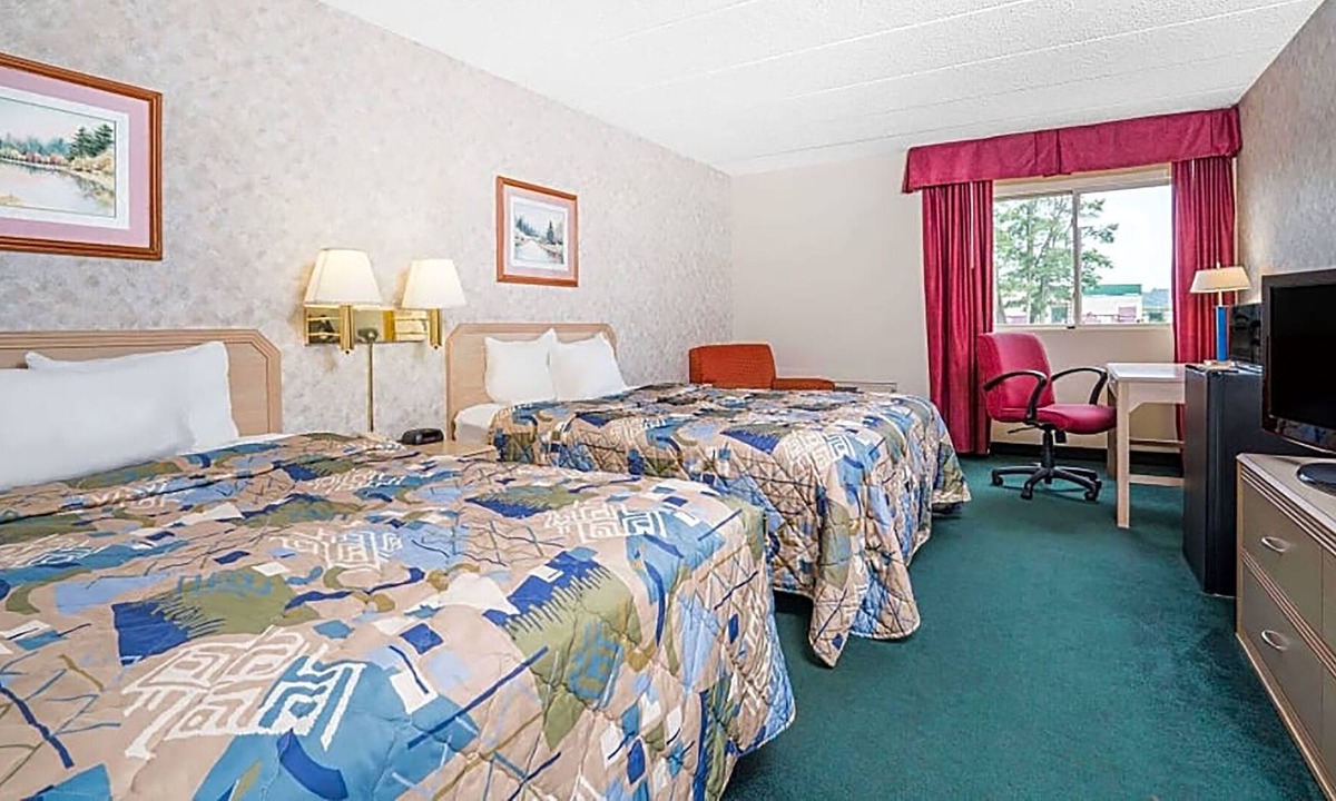 La Crosse House | Norwood Inn & Suites La Crosse - 2 Queen Bed Non-Smoking