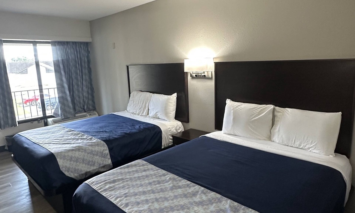 Oakdale Hotel | Oakwood Inn