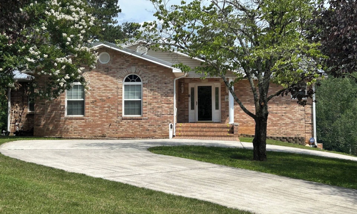 Spring City House | ON THE LAKE! Relax at Watts Bar Lake Spacious 4-bedroom house, behind Boat ramp