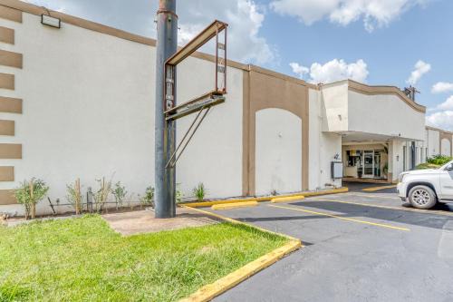 Alexandria Hotel | OYO Hotel Alexandria LA- Hwy 165