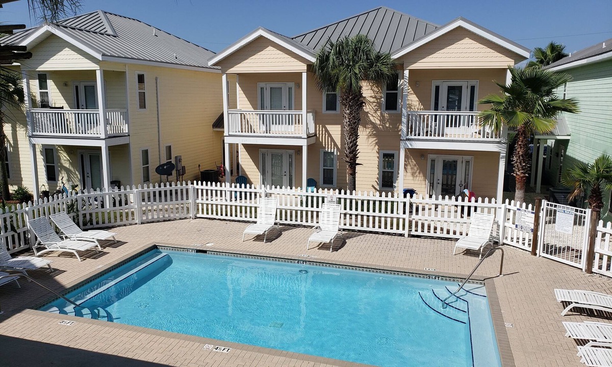 Sago Park Townhomes House | "Paradise Retreat" Pool, short walk to the beach!