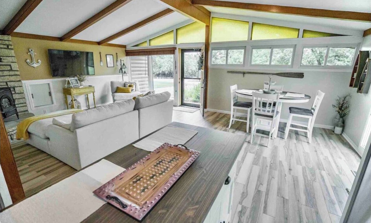 Fostoria Cabin | Peaceful and Cozy 2-bedroom cabin at Tuttle Creek north of Manhattan