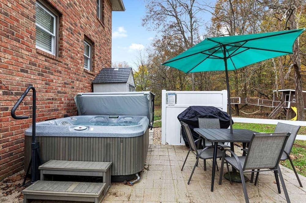 Goodlettsville Villa | Peaceful Historic Villa with Hot Tub & Pool near Downtown Nashville, Tennessee
