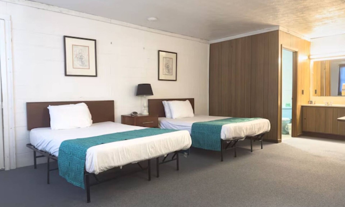 Spencer Hotel | Perfect Family Escape | Stay Near Buck Knob Peak & Scenic Views | 4 Units