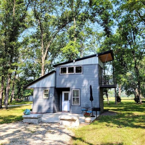Owensville House | Perfect Glamping Getaway for a Relaxing Vacation with Your Loved One: Pretty Tiny House in Owensville, Missouri