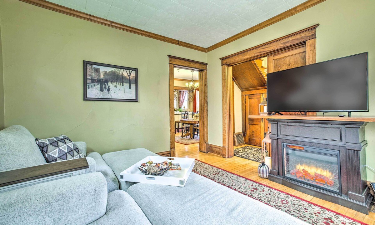 Osseo House | Pet-Friendly Osseo Home w/Fire Pit & Yard!
