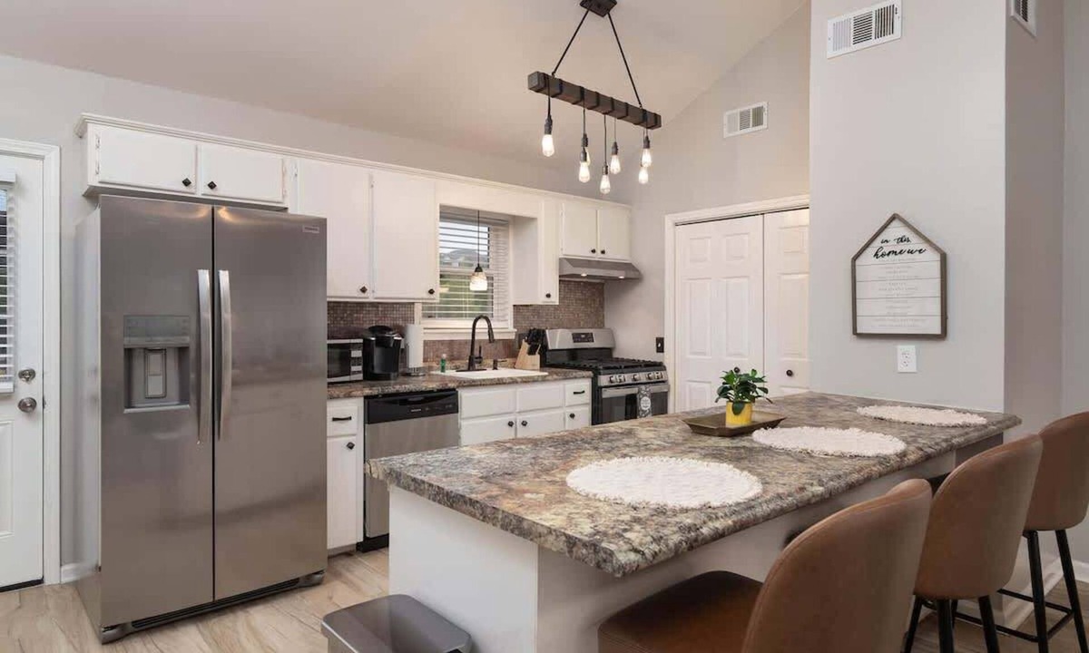 Oxford House | Pet Friendly Rebel Retreat - Walk to stadium