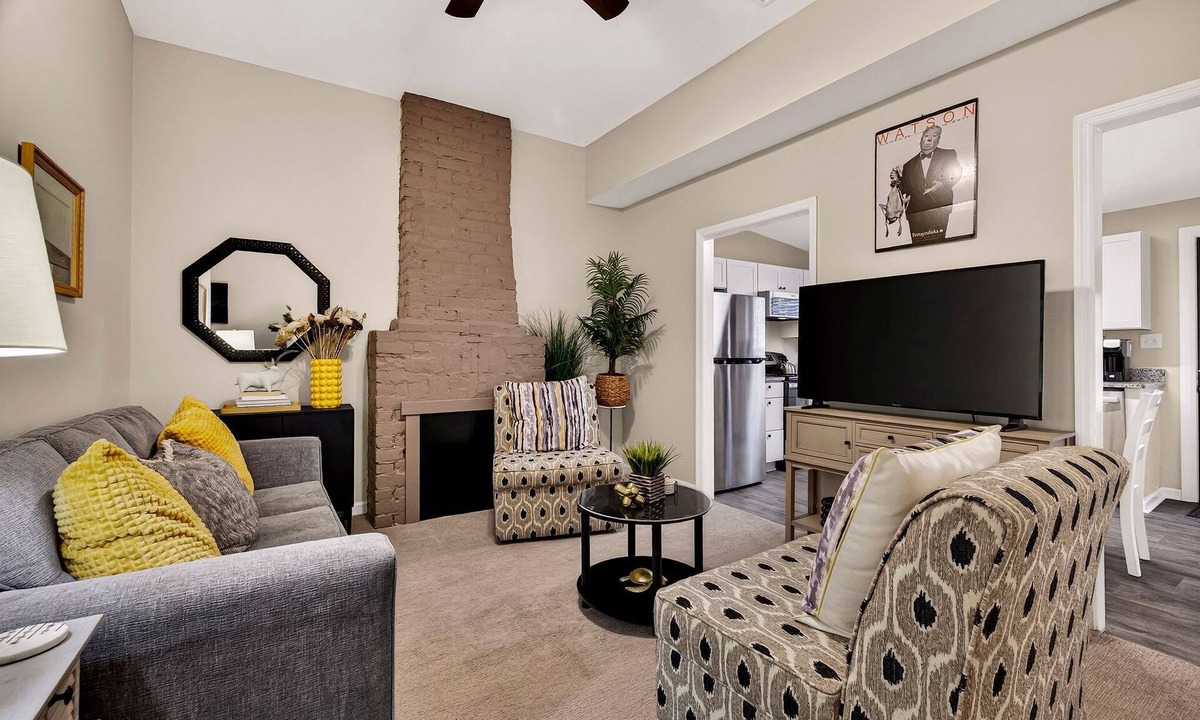 Metropolitan Condo | Pet-friendly Row Home in Victorian District w/Parking by Lucky Savannah